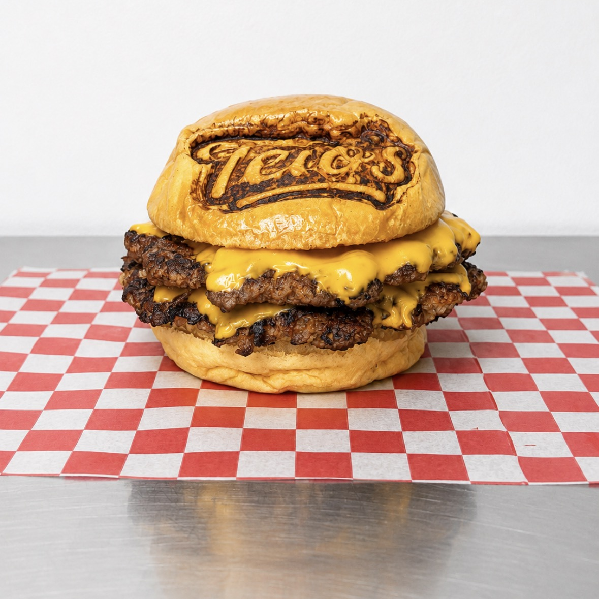 Cheeseburger doble de Teio’s, con cheddar sobre carne smash